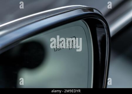 Nahaufnahme eines beheizten Autospiegels. Heizung Rückspiegel PKW. Spiegelheizung. Stockfoto