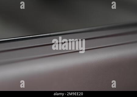 Vorhänge an den Seitenfenstern des Autos Sonnenschirme mit Insektenschutz. Geöffneter Sonnenschirmvorhang. Sonnenblende in einem modernen Luxusfahrzeug. Stockfoto