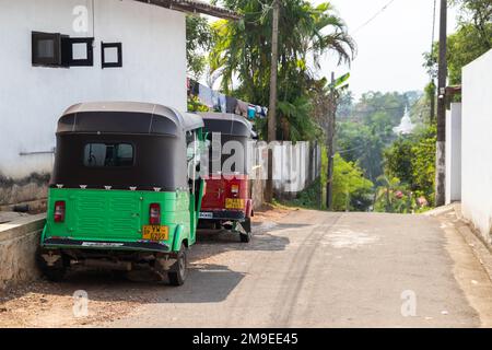 Colombo, Sri Lanka - 4. Dezember 2021: Tuk-Tuk-Taxis stehen auf einer Straße, Rückansicht Stockfoto