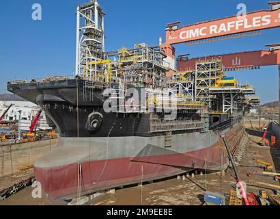 YANTAI, CHINA - 18. JANUAR 2023 - Ein großes schwimmendes Produktions-, Lager- und Entladetankschiff befindet sich im Bau auf der Baustelle von CIMC Raffles Stockfoto