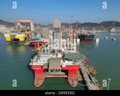 YANTAI, CHINA - 18. JANUAR 2023 - Multi-Type Marine Engineering Equipment is in Construction or Maintenance at CIMC Raffles' base in Stockfoto