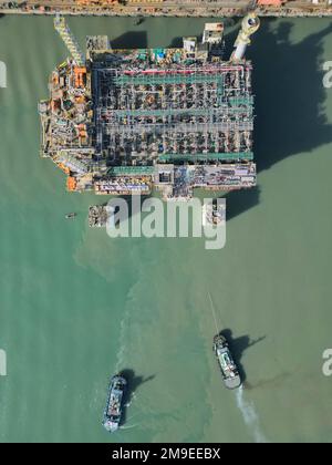 YANTAI, CHINA - 18. JANUAR 2023 - Ein Schlepper transportiert eine Schiffsanlagenkomponente auf der Baustelle CIMC Raffles in Yantai, Ostchina Shandong PR Stockfoto