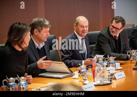 Berlin, Deutschland. 18. Januar 2023. Bundeskanzler Olaf Scholz (SPD), wartet zwischen (l-r) Annalena Baerbock (Bündnis90/die Grünen), Außenminister Robert Habeck (Bündnis 90/die Grünen), Bundesministerin für Wirtschaft und Klimaschutz, und Wolfgang Schmidt, Bundeskanzlerminister (SPD), auf den Beginn der wöchentlichen Kabinettssitzung. Kredit: Michael Kappeler/dpa/Alamy Live News Stockfoto