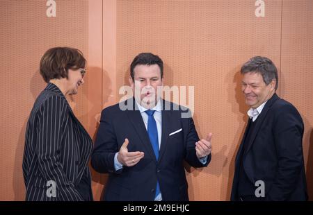 Berlin, Deutschland. 18. Januar 2023. Hubertus Heil (M, SPD), Bundesministerin für Arbeit und Soziales, spricht mit Bettina stark-Watzinger (FDP), Bundesministerin für Bildung und Forschung, und Robert Habeck (Bündnis 90/die Grünen, r.), Bundesministerin für Wirtschaft und Klimaschutz, vor Beginn der wöchentlichen Kabinettssitzung im Kanzleramt. Kredit: Michael Kappeler/dpa/Alamy Live News Stockfoto