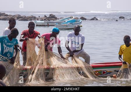 Fischer am Strand von Ngor an der Küste von Dakar in Senegal Stockfoto