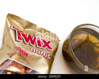 Twix Minis Keksriegel auf weißem Hintergrund.Twix ist ein Schokoladenriegel von Mars, Inc Stockfoto