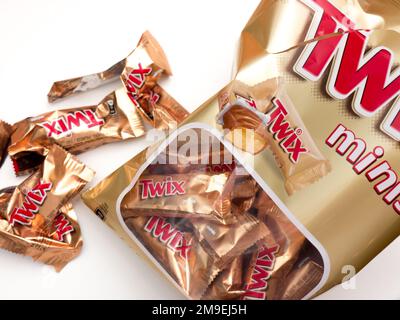 Twix Minis Keksriegel auf weißem Hintergrund.Twix ist ein Schokoladenriegel von Mars, Inc Stockfoto