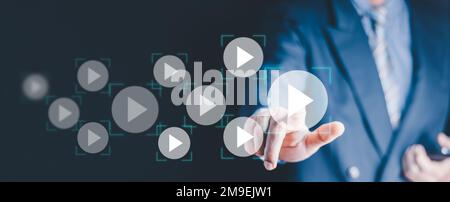 Video-on-Demand-Technologie, bei der die Person die Wiedergabetaste auf dem virtuellen Bildschirm berührt, um Video-Streaming-Videos oder TV-Sendungen im Internet anzusehen. Stockfoto