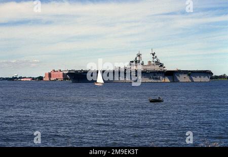 Hafenansicht des Amphibious Assault Ship USS WASP (LHA 1), vorbei am historischen Chamberlein Hotel am Old Point Comfort. Das Schiff kehrt nach dem Hurrikan Floyd nach Norden zurück. Basis: Hampton Roadstead Bundesstaat: Virginia (VA) Land: Vereinigte Staaten von Amerika (USA) Stockfoto