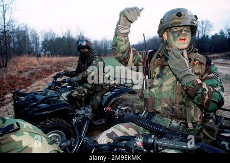 Die Action ist heiß und heftig, da Sergeant Mark Cobb der US Air Force MIT dem 43. Sicherheitsgeschwader vom Luftwaffenstützpunkt Pope, North Carolina, die Sicherheit während eines simulierten Angriffs auf das Camp Mackall Army Airfield koordiniert. Dieses Bild wurde im AIRMAN Magazine im Oktober 1999 in dem Artikel „A Herculean Task“ verwendet. Basis: Camp Mackall Bundesstaat: North Carolina (NC) Land: Vereinigte Staaten von Amerika (USA) Stockfoto