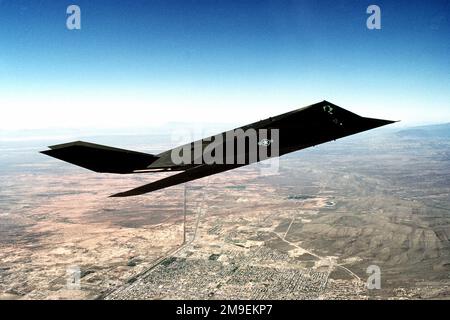 Ein F-117A Nighthawk, 49. Kampfflügel, Holloman Air Force Base, New Mexico, im Flug. Das Stealth-Flugzeug wurde 1992 nach Holloman AFB verlegt und wurde für Missionen in Jugoslawien und Südwestasien eingesetzt. Dieses Foto stammt aus dem Artikel "Hidden Valley Heaven" in der Oktober 1999 Ausgabe des AIRMAN Magazine. Land: Unbekannt Stockfoto