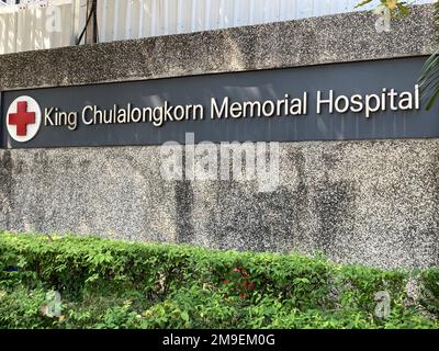 Bangkok, Thailand. 18. Januar 2023. Unterschreiben Sie am King ChulMediterrankorn Memorial Hospital in Bangkok. Einen Monat nach dem plötzlichen Zusammenbruch der thailändischen Prinzessin Bajrakitiyabha fürchtet das Land weiterhin um den möglichen Thronerben. (Zu dpa: 'Orangenblumen und Gebete: Thailand fürchtet um seine Prinzessin') Credit: Carola Frentzen/dpa/Alamy Live News Stockfoto