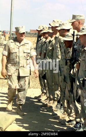 Gerade auf mittlerer Aufnahme des General Anthony Zini (links) des US Marine Corps, Oberbefehlshaber des US-Zentralkommandos, während er Truppen des ersten LAR (Leichtgepanzerte Aufklärungskommandos) Wolfpack Platoon inspiziert, während Brightstar 1999-2000 im Oktober und November in Ägypten stattfand. Betreff Betrieb/Serie: BRIGHTSTAR 1999-2000 Land: Ägypten (EGY) Stockfoto