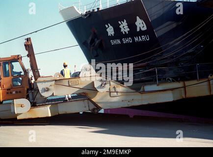 Ein japanisches Schifffahrtsunternehmen im Hafen von Sendai, Japan, lädt während des Ojojihara Artillerie-Umsiedlungsschocks ein US Marine Corps M198 Howitzer von Lima Battery, 3. Bataillon, 12. Marines aus dem Marinestützpunkt, Camp Hansen, Okinawa, Japan herunter. Betreff Betrieb/Serie: OJOJIHARA ARTILLERIEVERLEGUNG SCHIESSSTAND: Sendai Port Country: Japan (JPN) Stockfoto