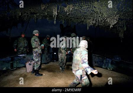 Rückansicht, mittlere Nachtaufnahme eines M198 155mm Howitzer als US-Marines aus Lima Battery, 3. Bataillon, 12. Marines, aus Camp Hansen, Japan, Laden Sie eine Kugel in die Waffe, während der Schießerei zur Umsiedlung der Artillerie in Ojojihara, Japan. Einsatzgebiet/Serie: OJOJIHARA-ARTILLERIE-UMSIEDLUNG SCHIESSSTAND: Ojojihara-Basislager Land: Japan (JPN) Stockfoto