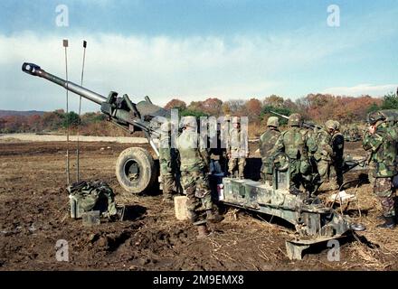 Linkes Profil, mittlere Aufnahme eines US Marine M198.155mm Howitzer als US Marines aus Lima Battery, 3. Bataillon, 12. Marines, aus Camp Hansen, Okinawa, Japan, feuern Sie eine Artilleriewaffe ab. Die Übung fand im Ojojihara, Japan Range Artillery Relocation Shoot statt. Einsatzgebiet/Serie: OJOJIHARA-ARTILLERIE-UMSIEDLUNG SCHIESSSTAND: Ojojihara-Basislager Land: Japan (JPN) Stockfoto