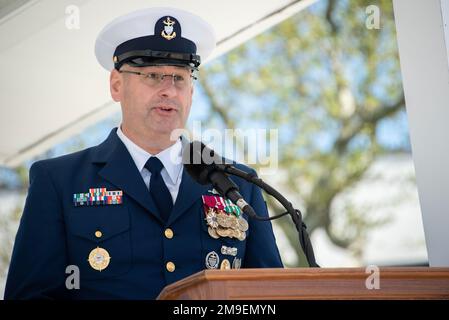 Master Chief Petty Officer der Küstenwache Heath Jones hält während seiner Wachwechsel-Zeremonie in Cape May, New Jersey, am 19. Mai 2022 eine Rede. Während der Zeremonie hat Jones den 13. Oberbürgermeister der Küstenwache, Jason Vanderhaden, abgelöst. Stockfoto