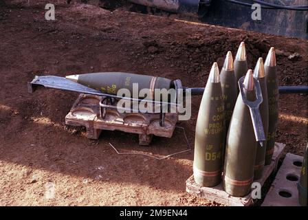 Mittelgroße Nahaufnahme der US Marine Artillerie Munition, die für die M198 155mm Howitzer aus Lima Battery, das 3. Bataillon, 12. Marines aus Camp Hansen, Okinawa, Japan, verwendet wurde und darauf wartete, während der Artillerie Umverlegung Schießerei in Ojojihara, Japan, abgefeuert zu werden. Einsatzgebiet/Serie: OJOJIHARA-ARTILLERIE-UMSIEDLUNG SCHIESSSTAND: Ojojihara-Basislager Land: Japan (JPN) Stockfoto