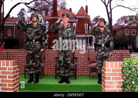 GENERAL der US-Armee Thomas A. Schwartz (links), ausscheidender Befehlshaber, Kommando der US-Streitkräfte, US-Marineadmiral Harold W. Gehman (Center), Oberster Alliierter Befehlshaber, Oberbefehlshaber der US-Streitkräfte und US-ARMEEGENERAL John W. Hendrix, eingehender Befehlshaber, Kommando der US-Streitkräfte, Würdigen Sie das Spiel der US-Nationalhymne bei der Zeremonie zum Kommandowechsel der Streitkräfte am Hedekin Field, Fort McPherson, Georgia, 23. November 1999. Basis: Fort McPherson Bundesstaat: Georgia (GA) Land: Vereinigte Staaten von Amerika (U Stockfoto