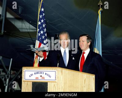 Delaware Senator, Joesph Biden (links), präsentiert Verteidigungsminister William Cohen mit einem C-5-Modell-Flugzeug zu einem Mittagessen in Sek. Cohens Ehrung während seines jüngsten Besuchs auf dem Luftwaffenstützpunkt Dover am Mittwoch, den 15. Dezember 1999. Basis: Luftwaffenstützpunkt Dover Bundesstaat: Delaware (DE) Land: Vereinigte Staaten von Amerika (USA) Stockfoto