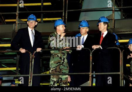 US Air Force Major Ed Thoele (2. von links), 436. Equipment Maintenance Squadron Commander, Dover Air Force Base, Delaware, diskutiert am Mittwoch, den 15. Dezember 1999, die C-5 Galaxy Wartungsprobleme im Isochronal Dock mit dem Kongressabgeordneten Mike Castle (links), Senator Joseph Biden (2. von rechts) und William Cohen, Verteidigungsminister. Mr. Cohen hat die ISO Docks bei seinem letzten Besuch in Dover AFB, Dover, DE, besichtigt. Basis: Luftwaffenstützpunkt Dover Bundesstaat: Delaware (DE) Land: Vereinigte Staaten von Amerika (USA) Stockfoto