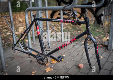 Geparktes Fahrrad ohne Räder in Cottbus Stockfoto