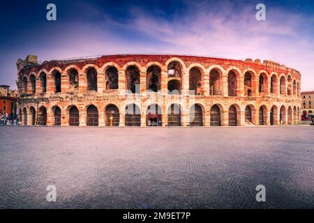 Verona, Italien. Malerischer Blick auf die Piazza Bra mit Arena, das drittgrößte Amphitheater der Welt, Architektur des Römischen Reiches. Stockfoto