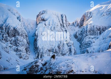 Bucegi-Berge, Rumänien. Im Winter herrliche Landschaft mit dem berühmten Malaiesti-Tal und dem Hintergrund der Karpaten. Stockfoto