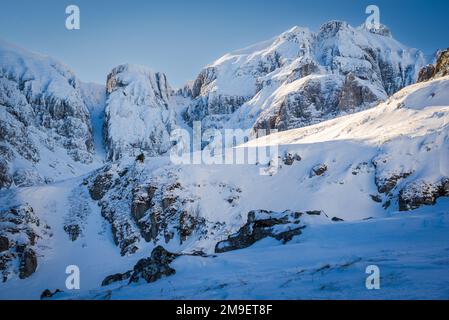 Bucegi-Berge, Rumänien. Im Winter herrliche Landschaft mit dem berühmten Malaiesti-Tal und dem Hintergrund der Karpaten. Stockfoto