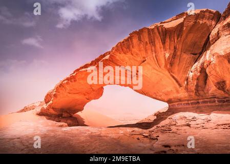 Wadi Rum, Jordanien. Kharaz Jebel Rock Bridge, Weltwunder im Tal des Mondes der Arabischen Wüste. Stockfoto