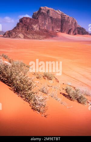 Wadi Rum, Jordanien. Berühmte Naturlandschaft von Khor al Ajram im Tal des Mondes, Arabische Wüste. Stockfoto