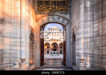 Istanbul, Türkei. Details von Suleymaniye, Suleiman, der herrlichen ottomanischen Sultan-Moschee in Konstantinopel, dem wunderschönen Sultanahmet in der Innenstadt. Stockfoto