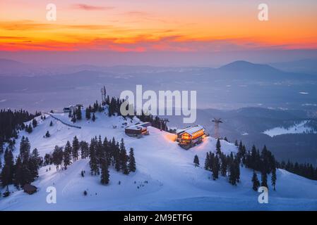 Poiana Brasov, Rumänien. Berühmtes Winterski-Resort, Berg Postavaru (1799 m) in Siebenbürgen, Karpaten-Landschaft. Stockfoto