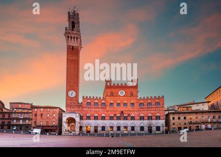 Siena, Italien. Piazza del Campo und Mangia Turm (Torre del Mangia) in der Innenstadt von Sienna, der bezaubernden Stadt der Toskana. Stockfoto