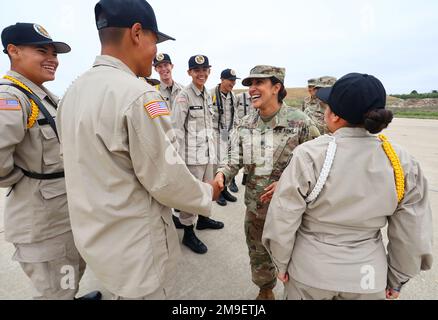 USA Oberstleutnant Manju Vig, Garnisonskommandeur der Joint Forces Training Base, Los Alamitos, Münzen Sunburst Youth Challenge Academy Klasse 29, Kadett Adrian Lorenzana und andere Kadetten, die die Farben während einer bahnbrechenden Zeremonie am 19. Mai 2022 präsentierten, Für ein Projekt zur Stärkung der Energieversorgung auf der Joint Forces Training Base in Los Alamitos, Kalifornien. Die Sunburst Youth Challenge Academy befindet sich auf der Anlage, und Kadetten unterstützen häufig Veranstaltungen auf der Basis. Stockfoto