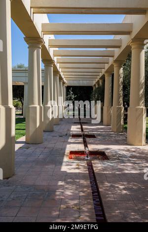 Gebäudearchitektur mit Säulen und Brunnen im Turia Park in Valencia, Spanien. Stockfoto