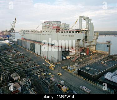 Hafenviertel-Blick auf das Schnellseeschiff des militärischen Sealift-Kommandos (MSC), USNS PILILAAU (T-AKR 0304), das in einem schwimmenden Trockendock an der Werft Avondale kurz vor der offiziellen Taufe ruht. Basis: Avondale Bundesstaat: Louisiana (LA) Land: Vereinigte Staaten von Amerika (USA) Stockfoto