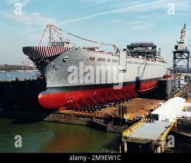 Ein Hafenbogenblick auf das Schnellseeschiff USNS PILILAAU (T-AKR 0304), das in einem schwimmenden Trockendock an der Werft Avondale kurz vor der offiziellen Taufe ruht. Basis: Avondale Bundesstaat: Louisiana (LA) Land: Vereinigte Staaten von Amerika (USA) Stockfoto