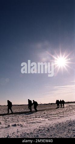 Mittelgroß. Die Mitglieder des Teams Dover wandern am 22. Januar 2000 auf der luftwaffe von Dover über die schneebedeckte Basis im 436. marsch der Sicherheitskräfte, bei dem die koreanischen Kriegsveteranen auf der Luftwaffenstützpunkt Dover in Delaware geehrt werden. Mittelgroß. Die Mitglieder des Teams Dover wandern am 22. Januar 2000 auf der luftwaffe von Dover über die schneebedeckte Basis im 436. marsch der Sicherheitskräfte, bei dem die koreanischen Kriegsveteranen auf der Luftwaffenstützpunkt Dover in Delaware geehrt werden. Stockfoto