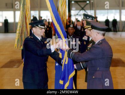 Hangar Interior, Zeremonie zur Änderung des Kommandos, General Gregory S. Martin, USAF, übernimmt das Kommando, US Air Forces in Europa, Allied Air Forces Northern Europe und Air Force Component, US European Command, Ramstein Air Base, Deutschland, von GEN John P. Jumper, USAF. Mittlere Aufnahme, Seitenansicht, GEN Martin akzeptiert die Flagge der Alliierten Luftwaffe Mitteleuropa (AIRCENT) von Air Marshall Sir Christopher Coville, RAF, stellvertretender Oberbefehlshaber der Alliierten Streitkräfte Mitteleuropa. Im Hintergrund stehen GEN Wesley K. Clark, USA, Oberster Alliierter Befehlshaber Europa und Oberbefehlshaber, Europäisches Kommando der Vereinigten Staaten Stockfoto