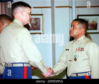 US Marine Corps Colonel John B. Sollis (links), STABSCHEF, Marine Corps Recruit Depot, San Diego, Kalifornien, überreicht USMC CHIEF Warrant Officer (4) Raymond Parris während seiner Ruhestandsfeier im Marine Corps Recruit Depot, San Diego, am 21. Januar 2000 eine Navy Commendation Medal. Basis: USMC Recruit Depot, San Diego Bundesstaat: Kalifornien (CA) Land: Vereinigte Staaten von Amerika (USA) Stockfoto