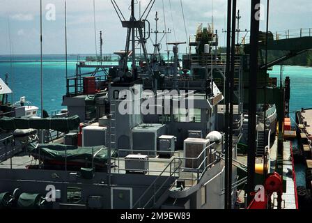 Ein Blick auf die Decksfracht an Bord des am Pier angebrachten Schiffes MV STRONG VIRGINIAN (T-AKR 9025) des Military Sealift Command (MSC) über Bord der schwimmenden Prepositioning Force (APF). In dieser Sicht, die vom Steuerhaus aus nach hinten blickt, befindet sich der hintere Bereich des Landungsfahrzeugs KENNESAW MOUNTAIN (LCU 2002) der US-Armee. Basis: Diego Garcia Country: Britisches Territorium im Indischen Ozean (IoT) Stockfoto