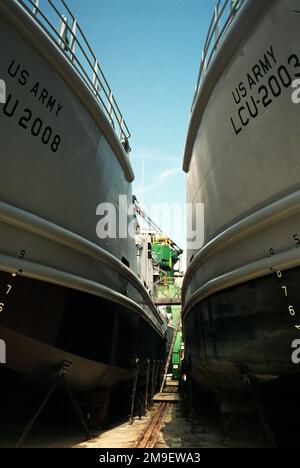 Ein Blick vom Hauptdeck des Schiffes MV STRONG VIRGINIAN (T-AKR 9025) des militärischen Sealift-Kommandos (MSC), das die am Deck befestigten Landungsboote LCU 2008 und LCU 2003 der US-Armee zeigt. Die Aussicht ist nach vorne gerichtet. Basis: Diego Garcia Country: Britisches Territorium im Indischen Ozean (IoT) Stockfoto