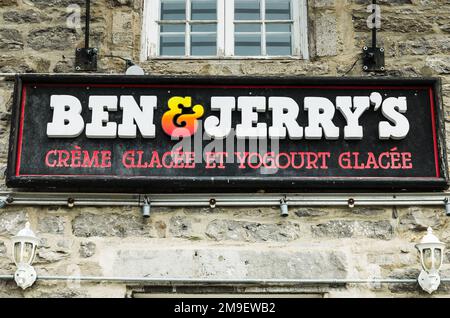 Ben und Jerry's Eiscreme-Logo auf der Fassade im Laden in Montreal, Kanada Stockfoto