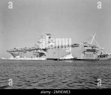 Hafenansicht des Amphibienschiffs USS IWO JIMA (Linkslenker 7) über Wasser. Basis: Pascagoula Bundesstaat: Mississippi (MS) Land: Vereinigte Staaten von Amerika (USA) Stockfoto