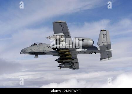 Die US Air Force A-10 Thunderbolt II, das Flaggschiff der 81. Kampfgeschwader, Spangdahlem Air Base, Deutschland, fliegt über Norddeutschland. Spangdahlem ab besteht aus dem 81. Kampfgeschwader, das das A-10-Flugzeug fliegt, und zwei F-16-Geschwadern, den 22. Und 23. Kampfgeschwadern, die den F-16C Falcon fliegen (nicht abgebildet). Die unter den Flügeln dargestellte Rüstung ist von oben nach unten eine ALQ-119 ECM-Kapsel, die AGM-65B Maverick, vier Mk 83 1000 Pfund Universalbomben, eine weitere AGM-65B und zwei AIM-9 Sidewinder-Raketen. Land: Deutschland / Deutschland (DEU) Stockfoto