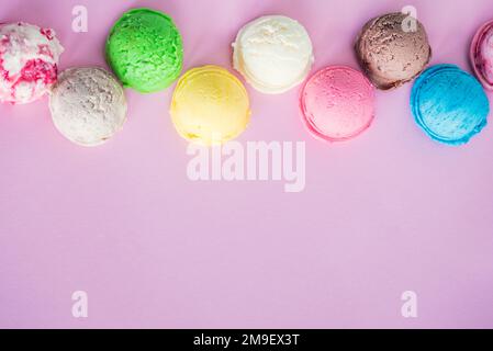 Bunte Eisschaufeln auf rosa Hintergrund mit Platz für Text. Speicherplatz kopieren. Stockfoto