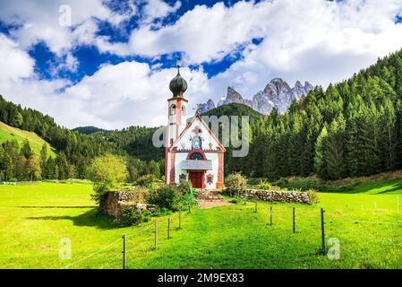 Val di Funes, Italien - wunderschönes St. Johannes Kirche mit idyllischen Dolomitenbergen Odle Ridge in Südtirol. Italienische Alpen, sonnige Tagesreise. Stockfoto