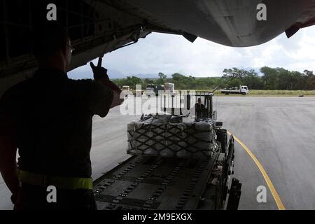 Rückansicht über der rechten Schulter eines unbekannten USAF-FLUGZEUGFÜHRERS als palettierte Hilfsgüter für 'Operation Atlas Response', die auf dem Hoedspruit-Luftwaffenstützpunkt, Südafrika, aus einem C-5-Transportflugzeug der Galaxy entladen werden, das dem 436. Luftwaffenstützpunkt des Dover Air Force Base, Delaware, zugewiesen ist; Von Mitgliedern der 621. Air Mobility Operations Group. Die Vorräte werden an gestrandete Überschwemmungsopfer (nicht abgebildet) im benachbarten Mosambik verteilt. (Doppeltes Bild, siehe auch DF-SD-01-03141 oder suchen Sie nach 000307-F-5772H-509). Einsatzzentrale: Hoedspruit Luftwaffenbasis Stockfoto