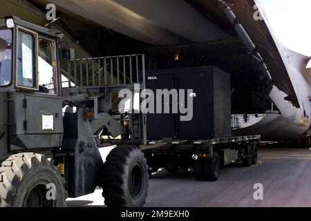 Am 7. März 2000 werden auf dem Luftwaffenstützpunkt Hoedspruit, Südafrika, palettierte Hilfsgüter für die Operation Atlas Response von einem C-5-Transportflugzeug der Galaxy entladen, das dem 436. Luftwaffenstützpunkt in Dover, Delaware, von Mitgliedern der 621. Air Mobility Operations Group zugewiesen wurde. Die Vorräte werden an gestrandete Überschwemmungsopfer (nicht abgebildet) im benachbarten Mosambik verteilt. Einsatzgebiet/Serie: EINSATZBASIS ATLAS: Luftwaffenstützpunkt Hoedspruit Land: Südafrika (ZAF) Stockfoto